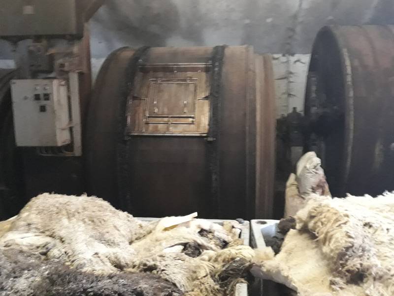 Felle vor dem hölzernen Gerbfass