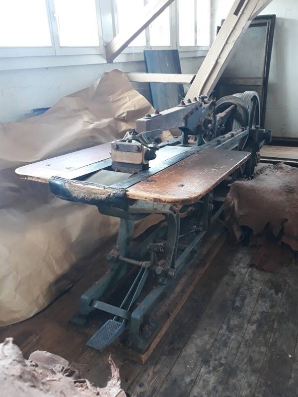 Maschine zur Bearbeitung des Leders im Atelier